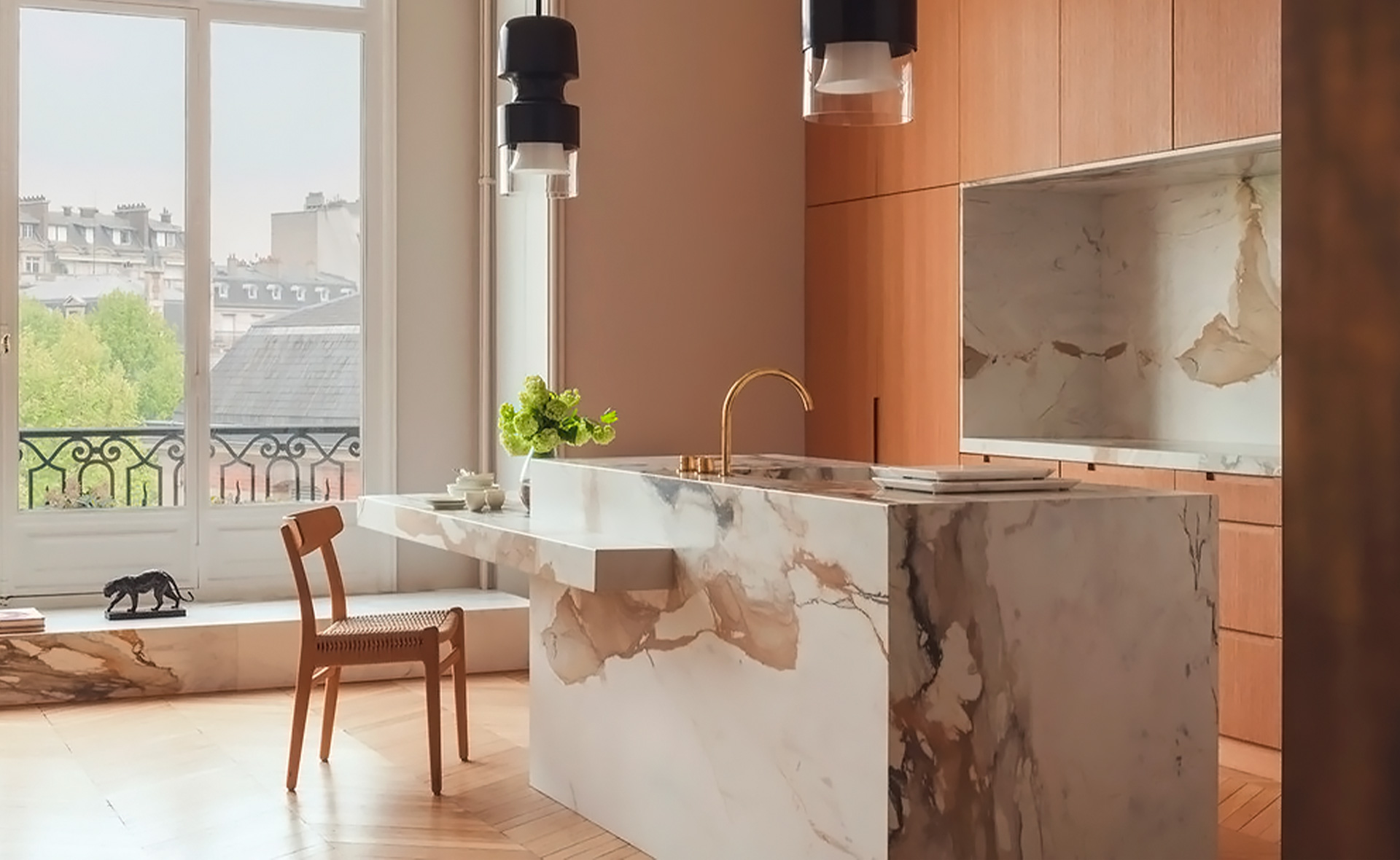 Collaboration avec Jaune Architecture pour cette cuisine en chêne et marbre haut-de-gamme dans un appartement haussmannien à Paris. Par Ludovic Avenel, ébéniste designr, concepteur de cuisines durables