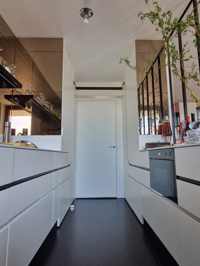 Interprétation contemporaine des années 70 pour cette cuisine lumineuse à Paris Par Ludovic Avenel, ébéniste designer, concepteur de cuisines durables