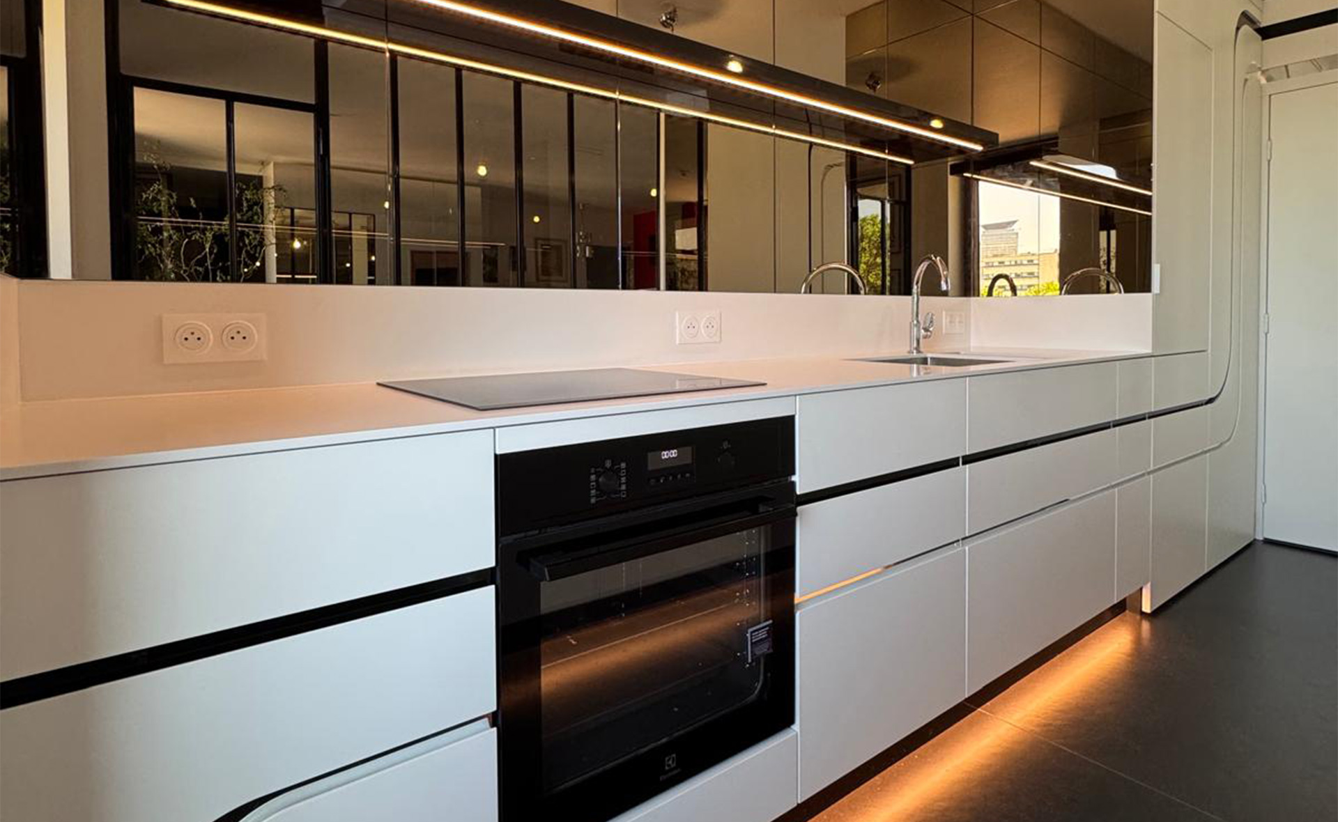 Interprétation contemporaine des années 70 pour cette cuisine lumineuse à Paris Par Ludovic Avenel, ébéniste designer, concepteur de cuisines durables