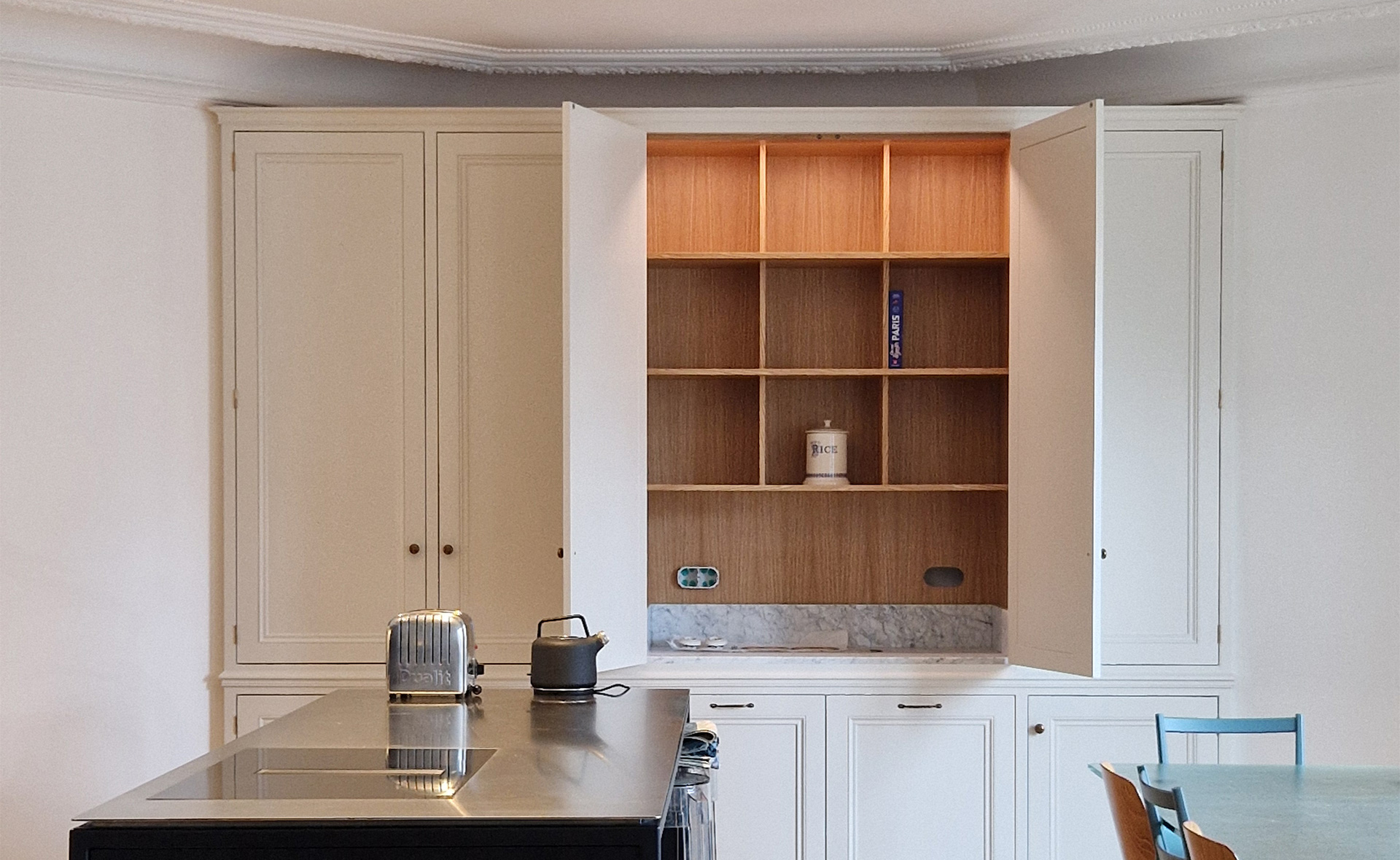 Cuisine durable en bois Synopsis par Ludovic Avenel, ébéniste designer à Paris. Placards ouvert dans cuisine haussmannienne