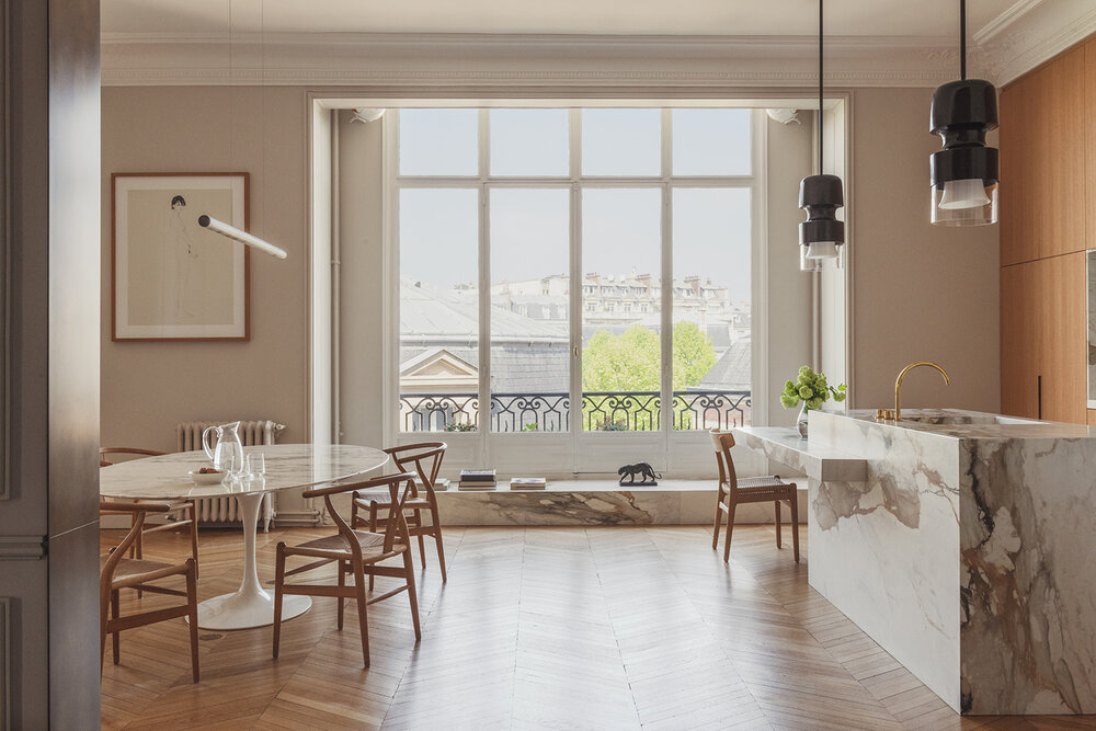 Collaboration avec Jaune Architecture pour cette cuisine en chêne et marbre haut-de-gamme dans un appartement haussmannien à Paris. Par Ludovic Avenel, ébéniste designr, concepteur de cuisines durables