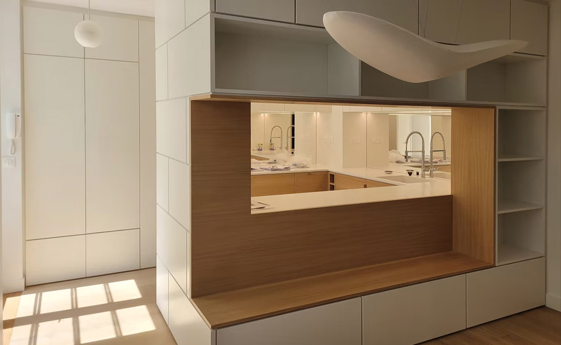 Aménagement d'une cuisine sur-mesure en chêne et corian, avec Apar Architecture par Ludovic Avenel, ébéniste designer, Paris