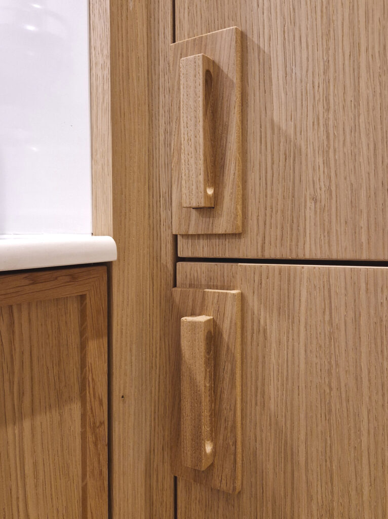 Conception, aménagement, adaptation d'une cuisine atypique sur mesure en panneau de placage chêne par Ludovic Avenel, Synopsis cuisine, ébéniste designer, Paris