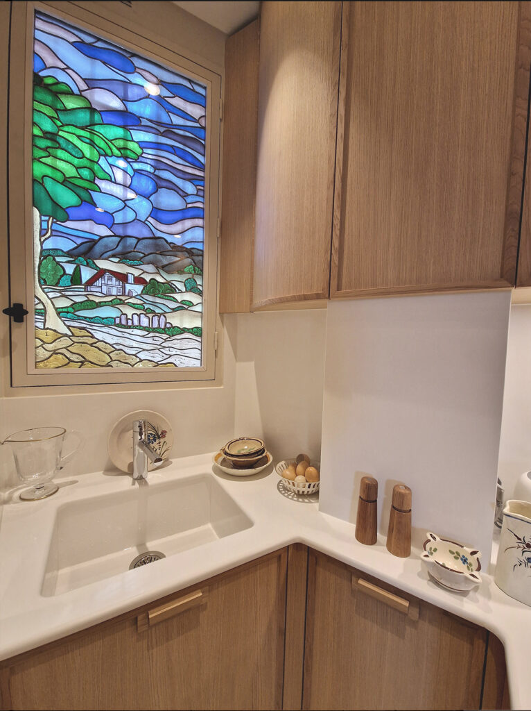 Conception, aménagement, adaptation d'une cuisine atypique sur mesure en panneau de placage chêne par Ludovic Avenel, Synopsis cuisine, ébéniste designer, Paris