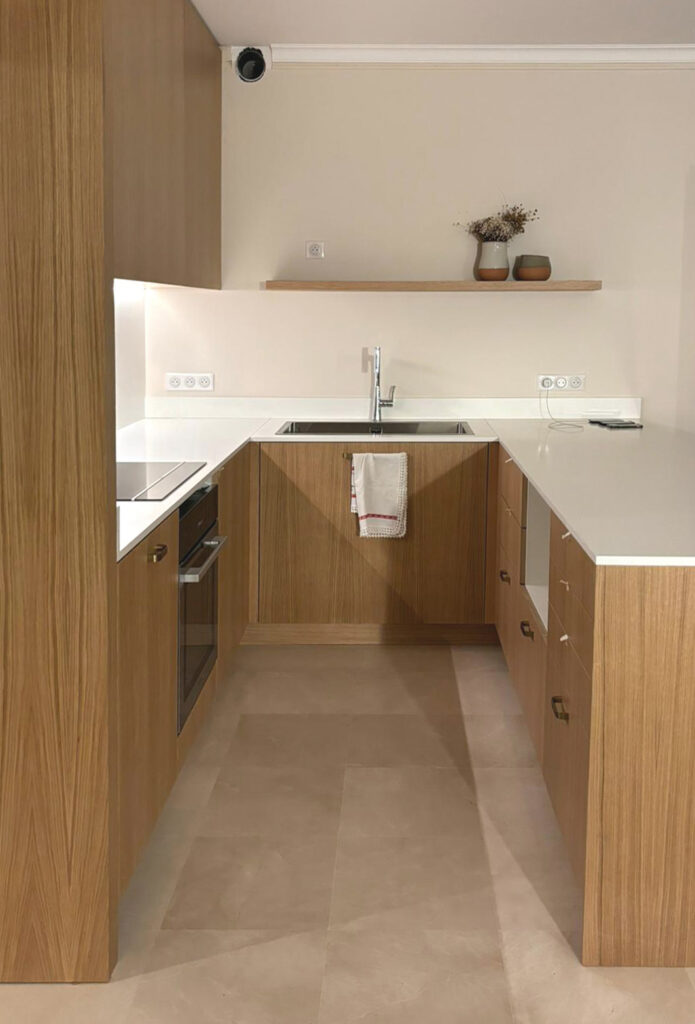 Intégrer un espace cuisine dans le salon–salle à manger sans en altérer l’harmonie, par Ludovic Avenel ébéniste designer, Île Saint-Louis Paris