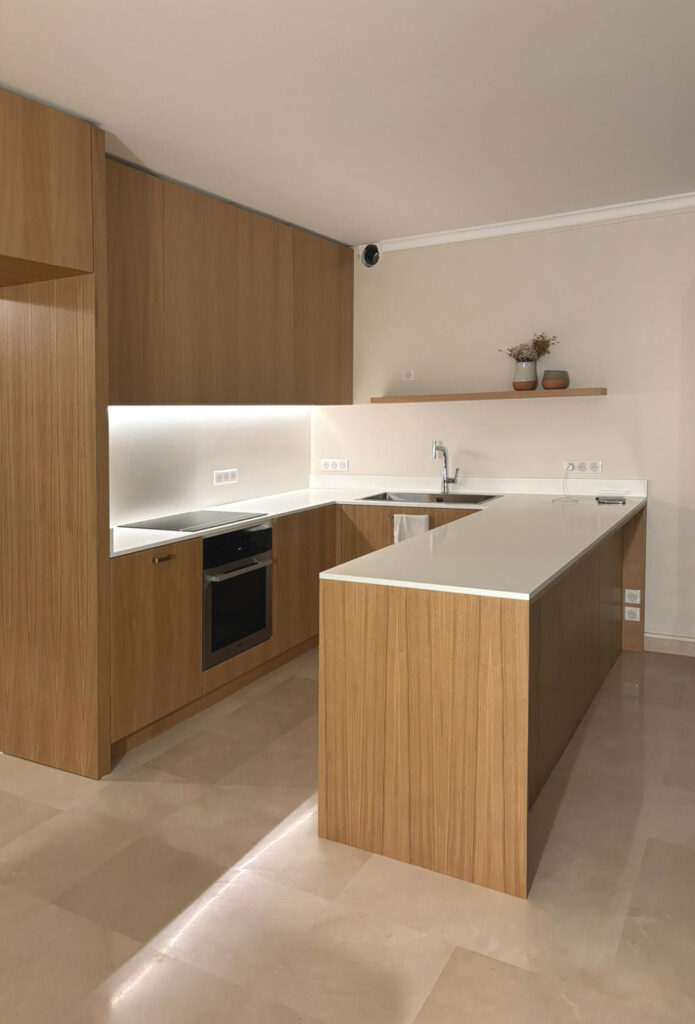 Intégrer un espace cuisine dans le salon–salle à manger sans en altérer l’harmonie, par Ludovic Avenel ébéniste designer, Île Saint-Louis Paris