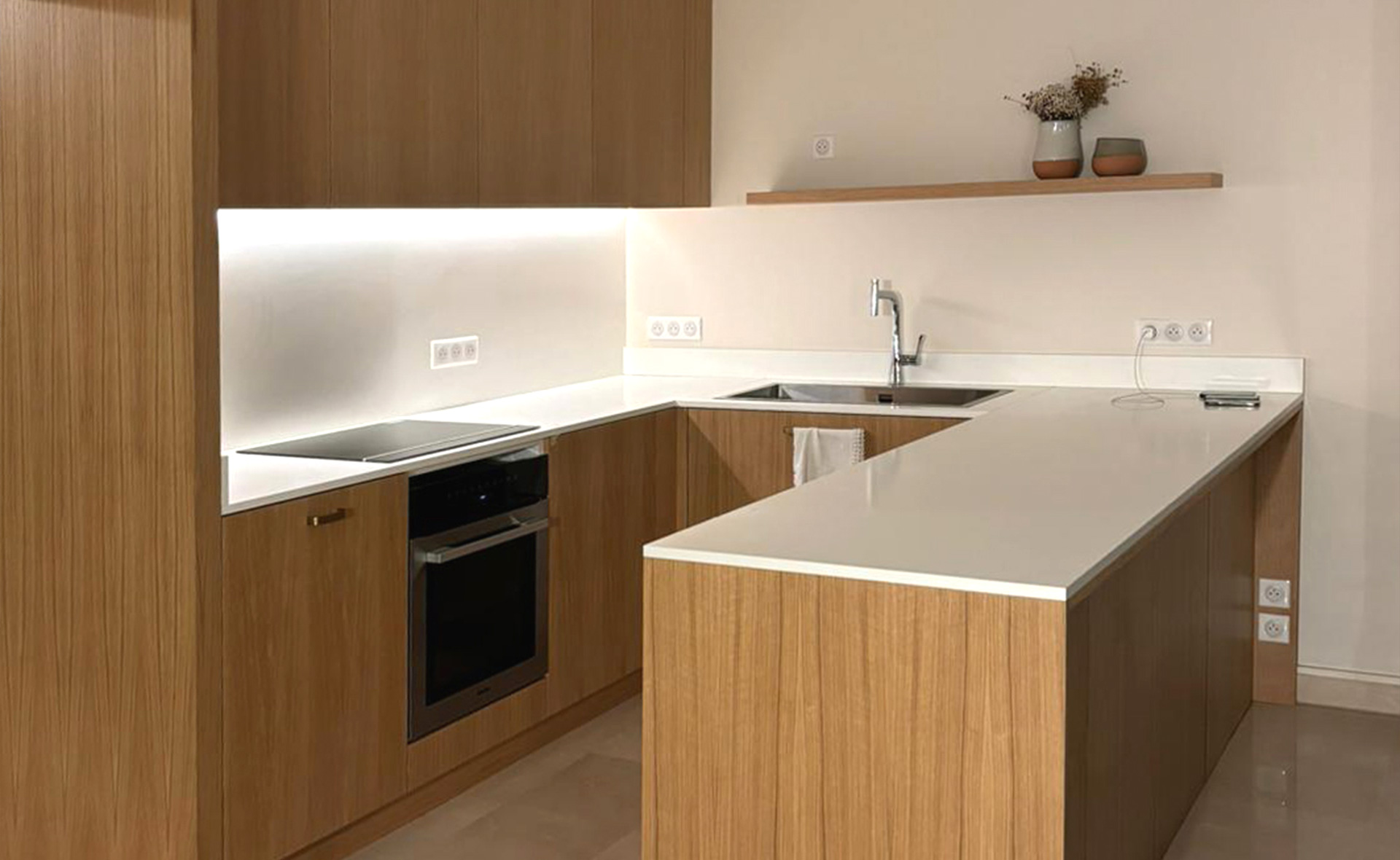 Intégrer un espace cuisine dans le salon–salle à manger sans en altérer l’harmonie, par Ludovic Avenel ébéniste designer, Île Saint-Louis Paris