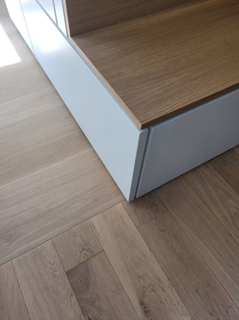 Aménagement d'une cuisine sur-mesure en chêne et corian, avec Apar Architecture par Ludovic Avenel, ébéniste designer, Paris