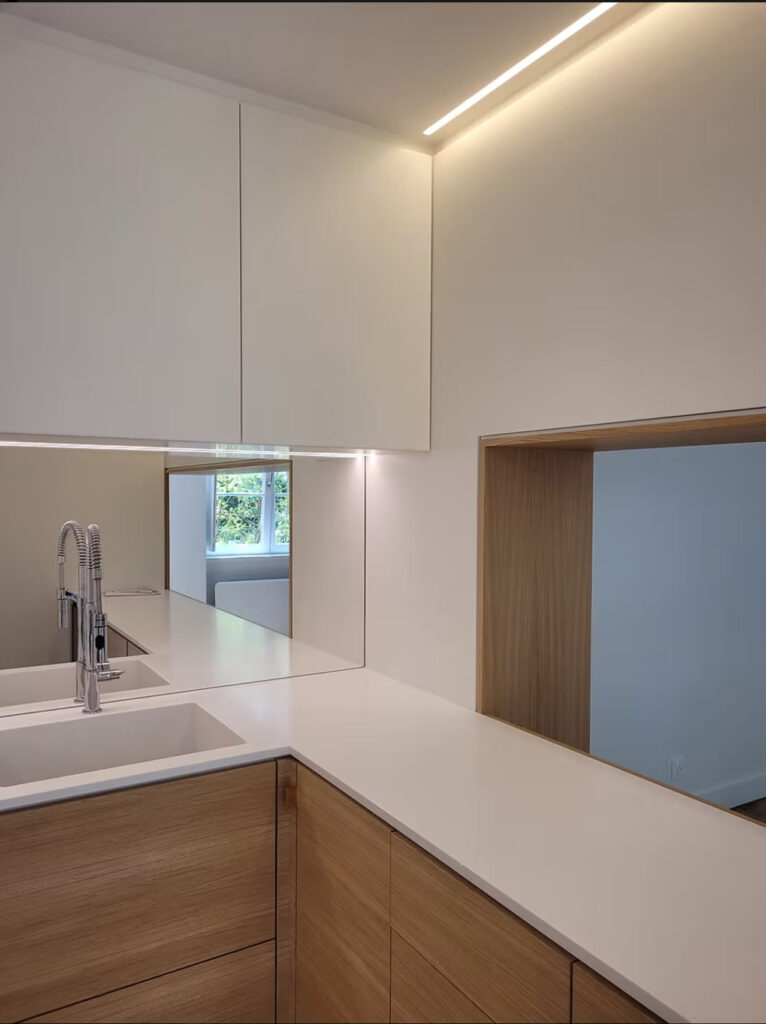 Aménagement d'une cuisine sur-mesure en chêne et corian, avec Apar Architecture par Ludovic Avenel, ébéniste designer, Paris