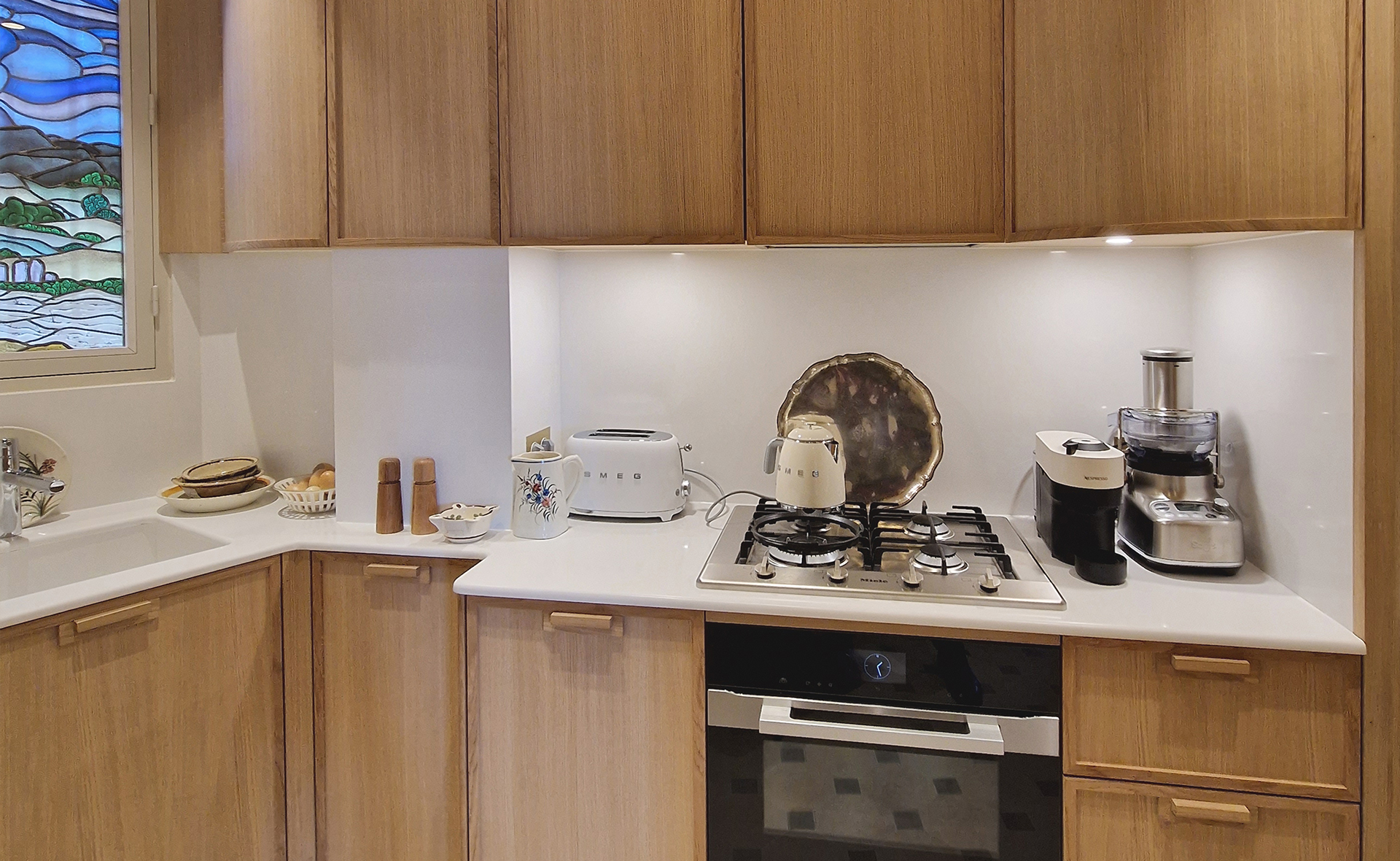 Conception, aménagement, adaptation d'une cuisine atypique sur mesure en panneau de placage chêne par Ludovic Avenel, Synopsis cuisine, ébéniste designer, Paris